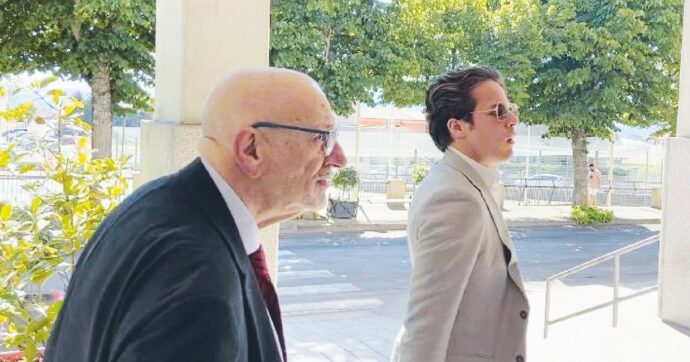 Stupro di gruppo a casa di Beppe Grillo in Sardegna: da Ciro e gli amici “particolare brutalità, vittima attendibile”