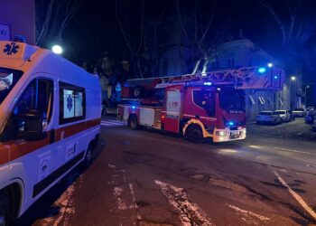 Cagliari, momenti di paura in viale Merello: un’abitazione in fiamme, un uomo resta ustionato