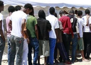 In Sardegna sbarchi senza sosta: arrivati altri 79 migranti, scoppia il centro di accoglienza a Monastir