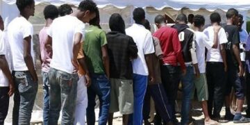 In Sardegna sbarchi senza sosta: arrivati altri 79 migranti, scoppia il centro di accoglienza a Monastir