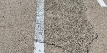 Poetto, la passeggiata va a pezzi dimenticata dal Comune: “Costretti a spostarci sulla corsia dei bus”