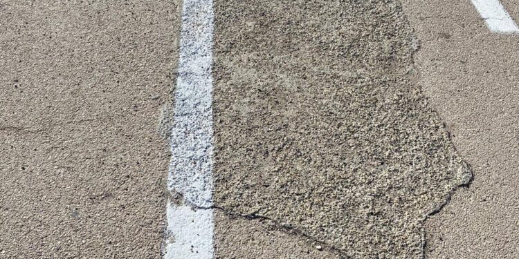 Poetto, la passeggiata va a pezzi dimenticata dal Comune: “Costretti a spostarci sulla corsia dei bus”