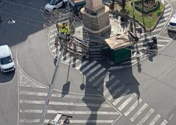 Si accende il Natale a Cagliari: gli operai montano la stella natalizia in piazza Yenne