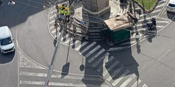 Si accende il Natale a Cagliari: gli operai montano la stella natalizia in piazza Yenne