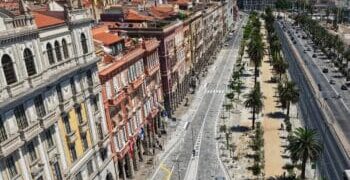 Cagliari, tenta di buttarsi sulle auto in corsa in via Roma: aggredisce chi è alla guida e filma tutto