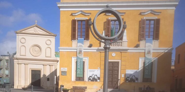 Monserrato, non solo il vigile assenteista: il Comune fa causa a un dipendente coniugato con un componente dell’opposizione