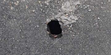 Samassi, riparano l’asfalto ma rompono il tombino: voragine in via Municipio