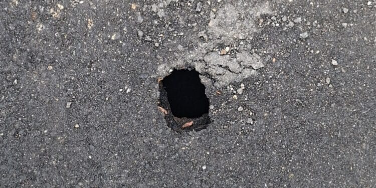 Samassi, riparano l’asfalto ma rompono il tombino: voragine in via Municipio