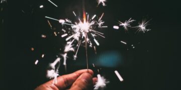 Dopo Crans-Montana scatta l’allerta sicurezza nei locali in Sardegna: Olbia interviene, Cagliari aspetta