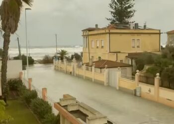 Cagliari, disagi senza fine al Poetto: zero elettricità e strade allagate, “Il Comune non interviene”