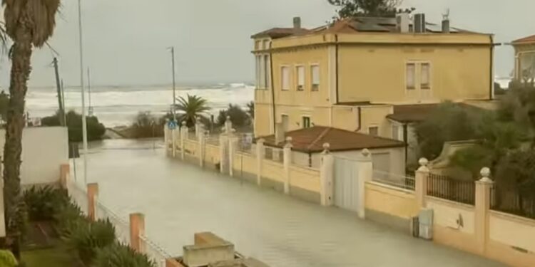 Cagliari, disagi senza fine al Poetto: zero elettricità e strade allagate, “Il Comune non interviene”
