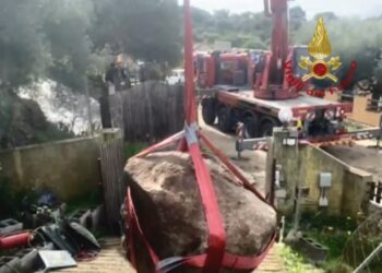 Quartu, masso di 3 tonnellate cade dal colle a Santu Lianu e sfiora un’abitazione: salvati due 80enni
