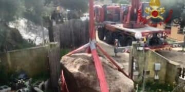 Quartu, masso di 3 tonnellate cade dal colle a Santu Lianu e sfiora un’abitazione: salvati due 80enni