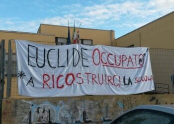 Cagliari, al Liceo Euclide l’esodo degli studenti: “Tra buchi nel muro e gelo, sono lasciati al loro destino”