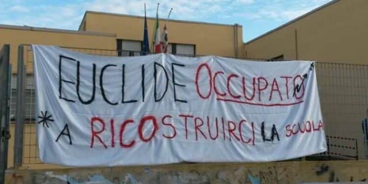 Cagliari, al Liceo Euclide l’esodo degli studenti: “Tra buchi nel muro e gelo, sono lasciati al loro destino”