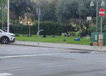 Bufera di vento a Cagliari, ecco che fine fanno i mastelli:  volano tutti nella piazza di Fonsarda