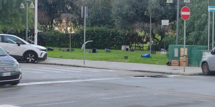 Bufera di vento a Cagliari, ecco che fine fanno i mastelli: volano tutti nella piazza di Fonsarda