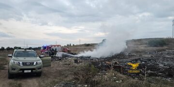Roghi illeciti di rifiuti nel Cagliaritano, vasta operazione dei Forestali: denunciate 4 persone, sequestrati un autocarro e un’area agricola