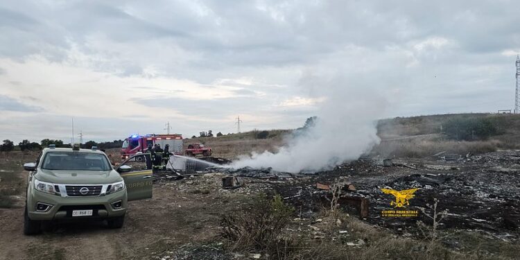 Roghi illeciti di rifiuti nel Cagliaritano, vasta operazione dei Forestali: denunciate 4 persone, sequestrati un autocarro e un’area agricola