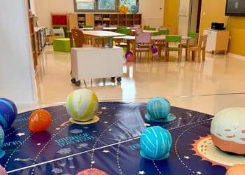 Cagliari, riapre la scuola nel parco di Monte Urpinu: i bambini in festa tornano in classe