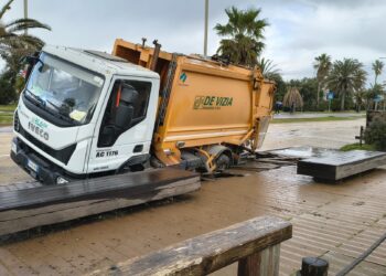 Cagliari, camion dei rifiuti invade la passerella dello storico Chiosco Twist al Poetto