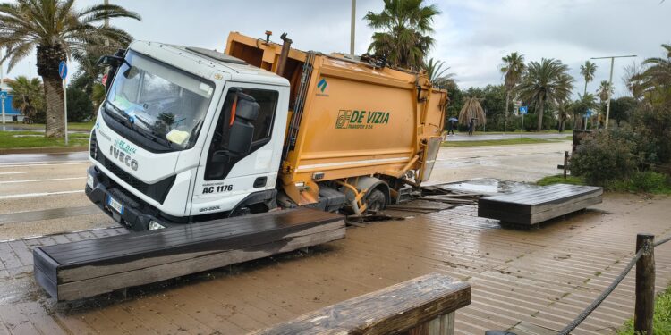 Cagliari, camion dei rifiuti invade la passerella dello storico Chiosco Twist al Poetto