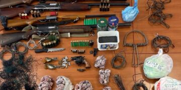 Sarroch, bracconiere arrestato dalla Forestale: sequestrati 250 uccelli e un cinghiale, armi e munizioni