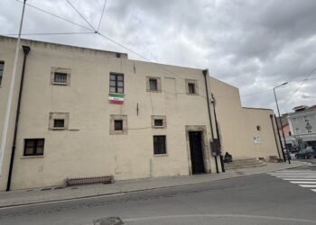 Quartu sta con gli iraniani, affissa la bandiera delle proteste sul palazzo del Comune