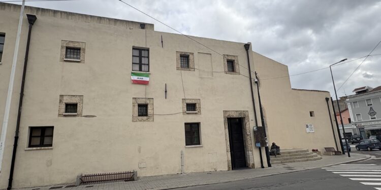 Quartu sta con gli iraniani, affissa la bandiera delle proteste sul palazzo del Comune