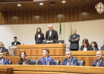 La finanziaria in ritardo arriva nell’aula del consiglio: tensione politica alle stelle, Todde isolata e Sardegna al palo