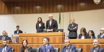 La finanziaria in ritardo arriva nell’aula del consiglio: tensione politica alle stelle, Todde isolata e Sardegna al palo