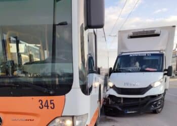 Crash tra furgone e autobus bus in viale Marconi, paura fra Cagliari e Quartu