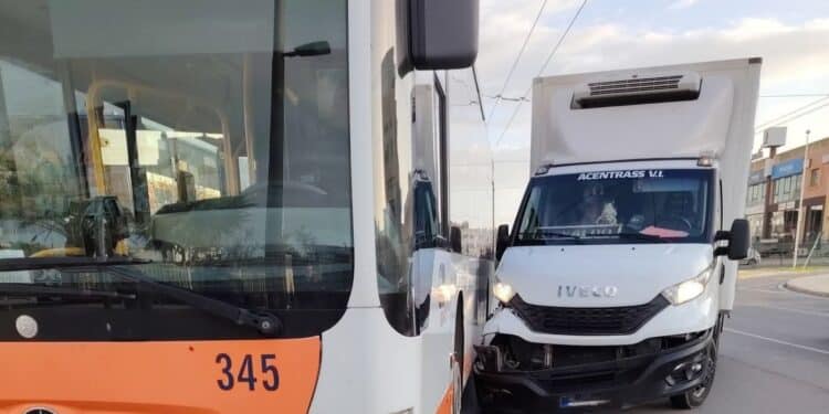 Crash tra furgone e autobus bus in viale Marconi, paura fra Cagliari e Quartu