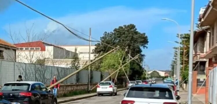 San Gavino Monreale, le forti raffiche di vento buttano giù diversi pali della luce