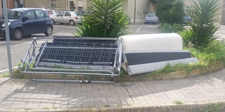 Caccia agli incivili a Monserrato, in piazza spuntano reti e materassi: “Vi stiamo guardando, la videosorveglianza è attiva”
