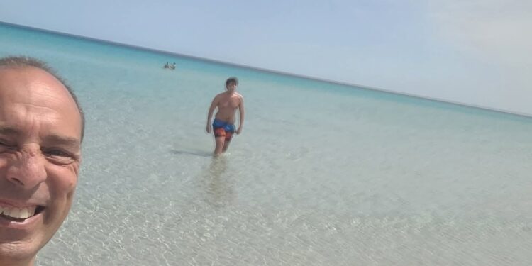 Da Brescia alla Sardegna: la nuova vita di Alessandro Gasparini tra mare, libertà e sogni ritrovati