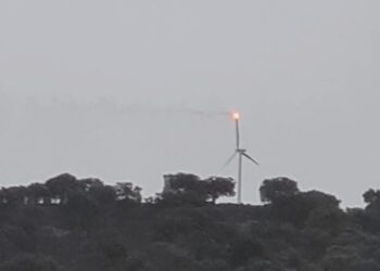 Pala eolica centrata in pieno da un fulmine a Mamoiada