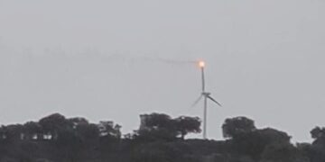 Pala eolica centrata in pieno da un fulmine a Mamoiada