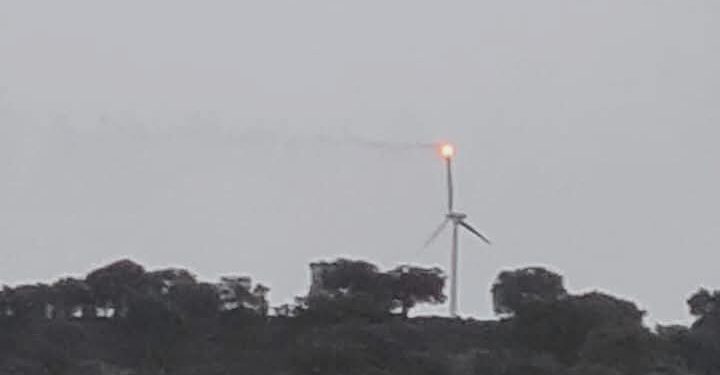 Pala eolica centrata in pieno da un fulmine a Mamoiada