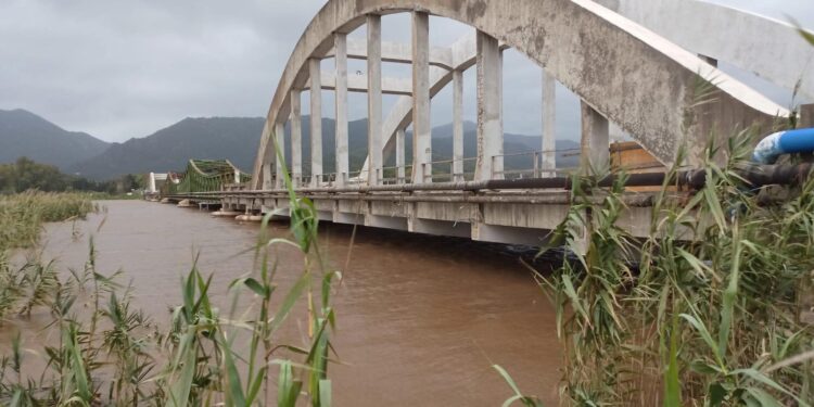 Villaputzu, livelli in aumento per il Flumendosa: la piena ha quasi raggiunto il ponte di ferro