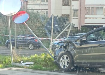Cagliari, scontro con la metro in via Galvani: una donna ferita estratta dalle lamiere