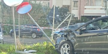 Cagliari, scontro con la metro in via Galvani: una donna ferita estratta dalle lamiere