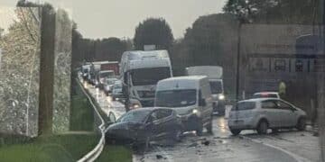 Crash tra auto sulla 128, entrambe le corsie occupate e traffico bloccato fra Senorbì e Ortacesus: 4 feriti