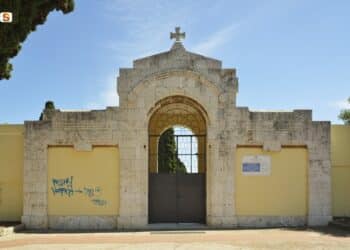 Pirri, anziana invalida bloccata per oltre un’ora nell’ascensore del cimitero: salvata dai Vigili del Fuoco, ma è polemica