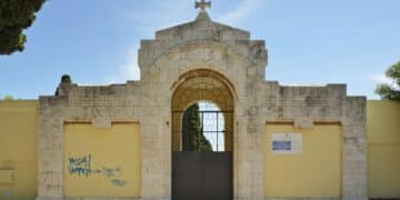 Pirri, anziana invalida bloccata per oltre un’ora nell’ascensore del cimitero: salvata dai Vigili del Fuoco, ma è polemica