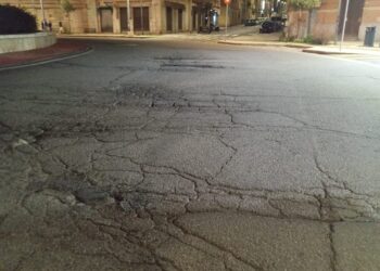 Cagliari, la città delle voragini: buche ovunque, viaggiare in centro è un incubo, la vergogna di San Benedetto (VIDEO)