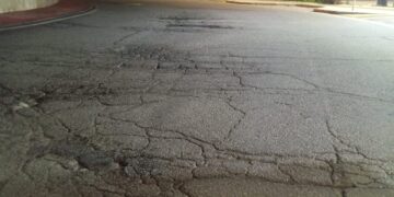 Cagliari, la città delle voragini: buche ovunque, viaggiare in centro è un incubo, la vergogna di San Benedetto (VIDEO)