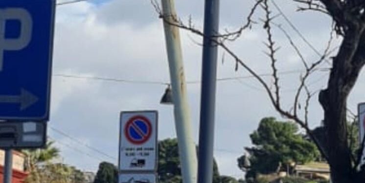 Momenti di paura a Cagliari, Viale Bonaria chiuso al traffico per un palo elettrico pericolante: intervento dei Vigili del Fuoco