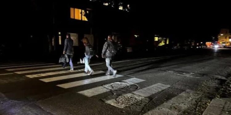 La vergogna delle strade al buio a Cagliari: “Dalle 17,30 gran parte della città si chiude alla luce, pericoli nelle strade”