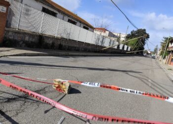 San Gavino, il forte vento abbatte tre pali della luce nei pressi del Liceo Marconi: danneggiate le auto dei docenti (VIDEO)